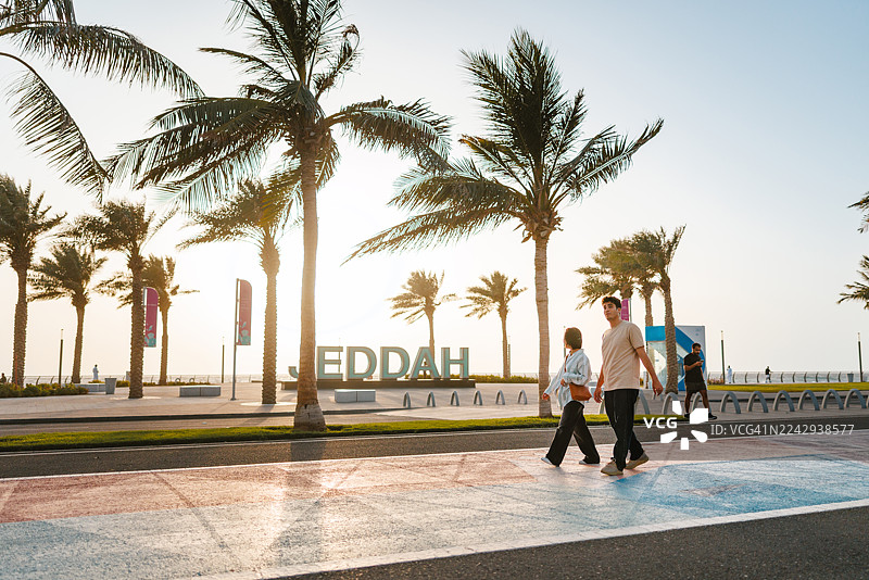 人们在风景如画的吉达海滨大道上漫步图片素材