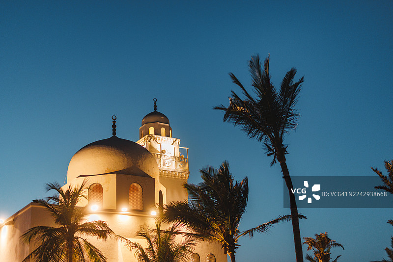 傍晚时分，雄伟的阿尔拉赫玛清真寺在夜空中熠熠生辉图片素材