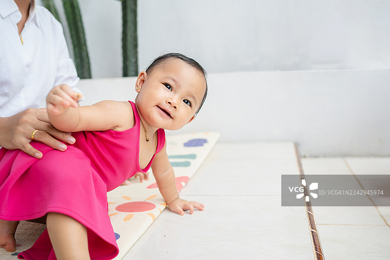 妈妈扶着宝宝爬行图片素材