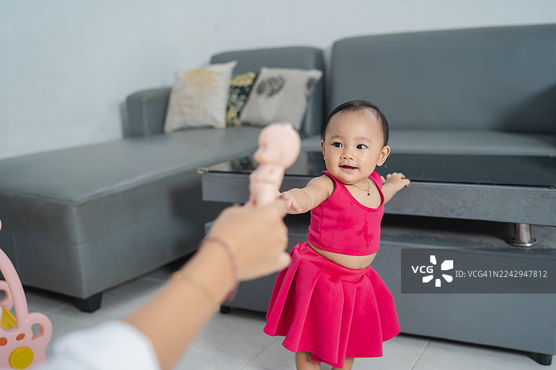 婴儿在室内玩耍，有母亲和玩具图片素材