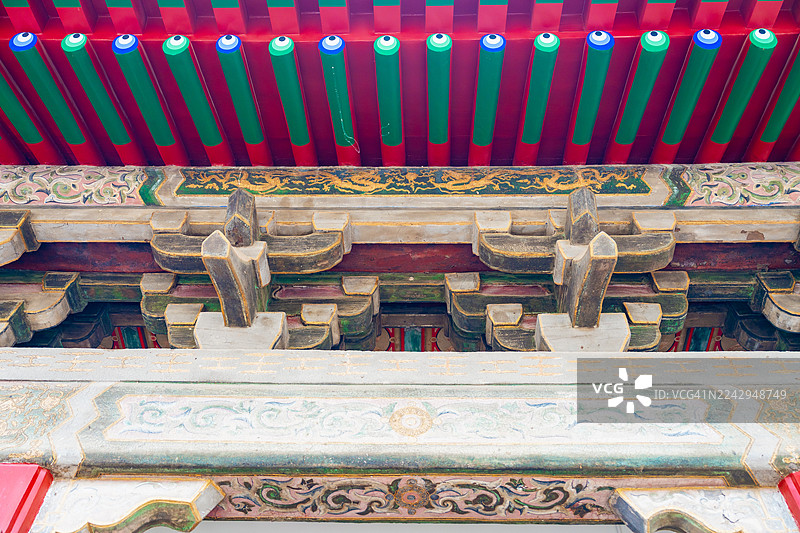 中国传统建筑点缀着绿色的天花板。图片素材