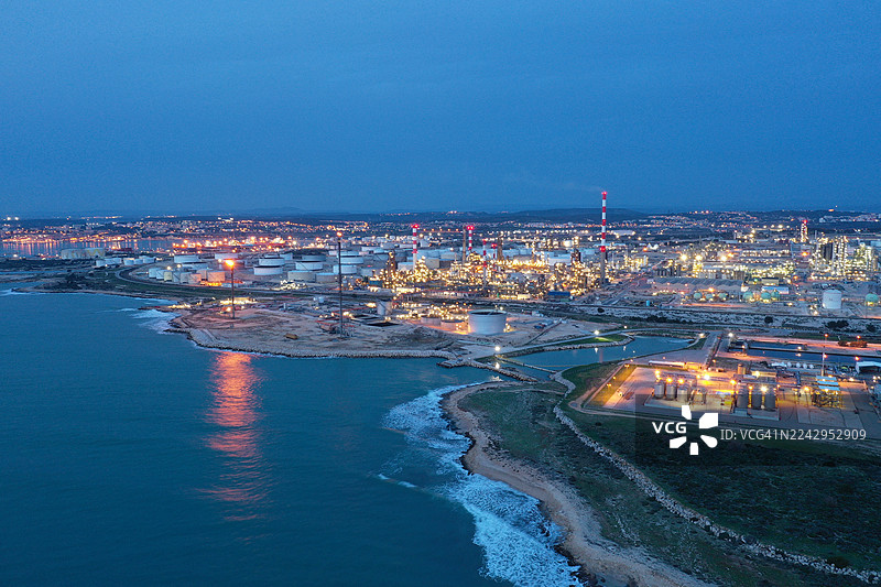 日落时分的拉韦拉石化厂，位于法国罗讷河口省马赛市，是道达尔和英力士的子公司Petroineos炼油厂。图片素材