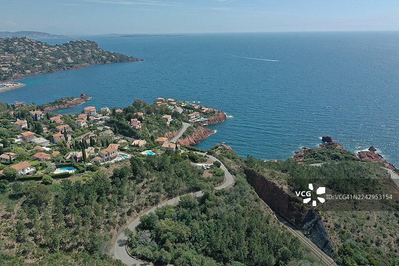 法国瓦尔省圣拉斐尔市埃斯特尔山脉、特雷亚斯地区的鸟瞰图图片素材