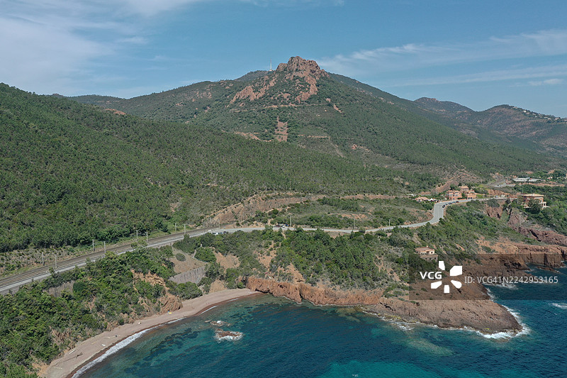 法国瓦尔省圣拉斐尔市安特奥尔地区安特奥尔海湾埃斯特雷勒山脉的航拍图图片素材