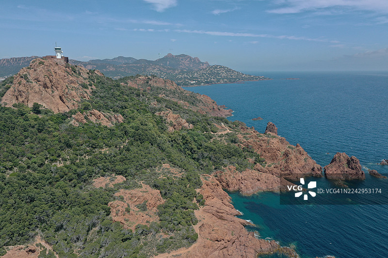 法国瓦尔省圣拉斐尔市，埃斯特雷尔滨海山崖、卡普德拉蒙特瞭望台的空中俯瞰图图片素材