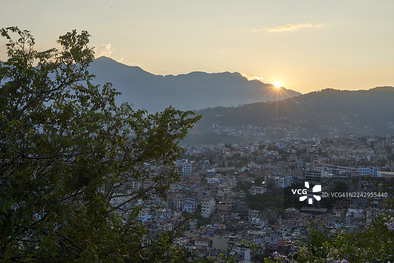 日落时分加德满都市天际线远眺群山图片素材