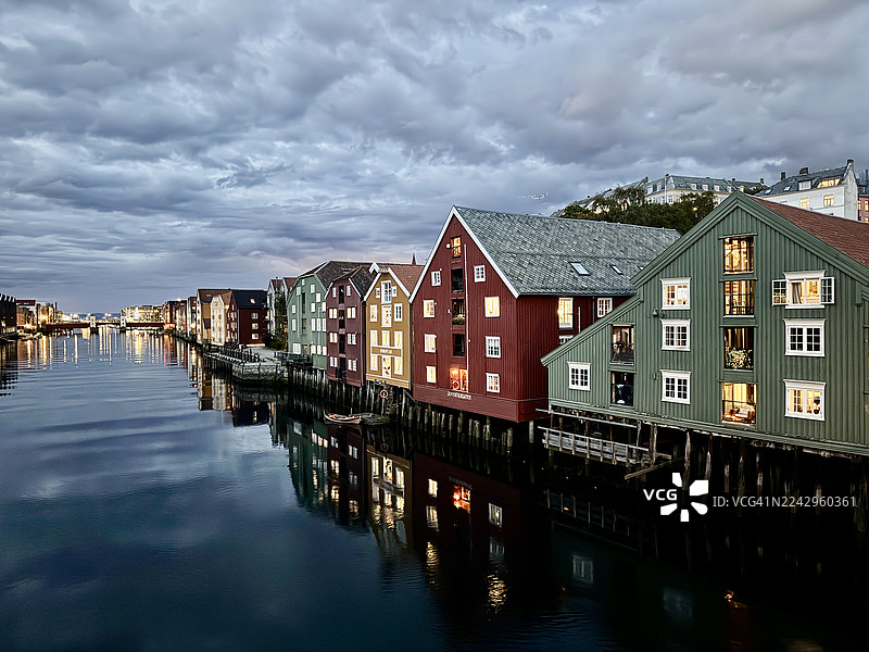 挪威特隆赫姆，尼德尔瓦河沿岸的建筑图片素材