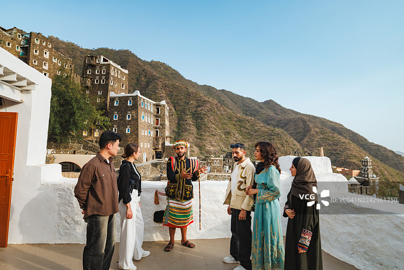 游客们在里贾尔·阿尔玛（Rijal Almaa）认真聆听文化见解图片素材