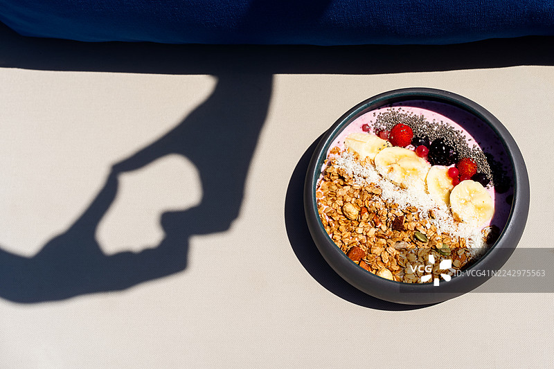 咖啡馆里自制的格兰诺拉麦片搭配酸奶和新鲜水果。图片素材