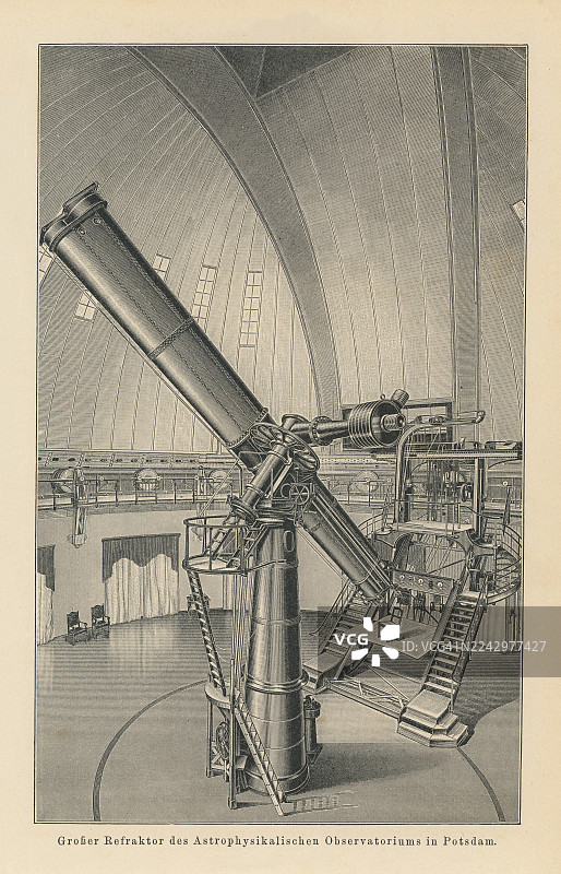 老式蚀刻插画，描绘了波茨坦大折射望远镜（Große Refraktor），这是一台位于德国勃兰登堡州波茨坦一座天文台内的历史性天文望远镜。巨大的镜筒和支架占据了穹顶大厅的内部空间。图片素材