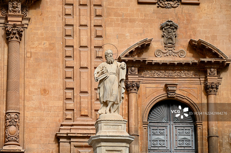 圣彼得罗·阿波斯托洛大教堂的楼梯和雕塑图片素材