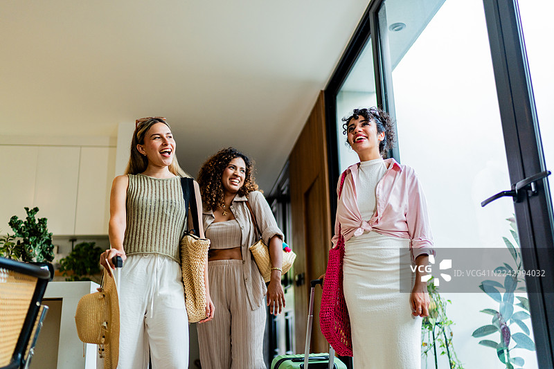 几位年长的女性朋友抵达度假屋图片素材