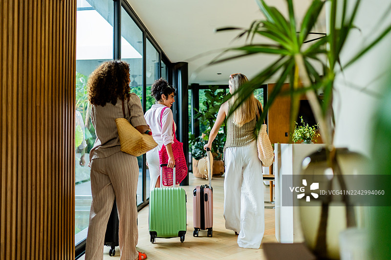 一群年长的女性朋友抵达度假屋图片素材