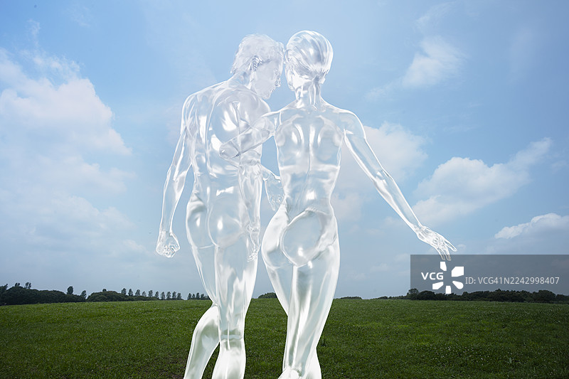 透明玻璃情侣挽着胳膊穿过草地，数字合成。图片素材