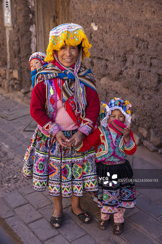 身着秘鲁民族服装的女子在圣谷皮萨克摆拍图片素材