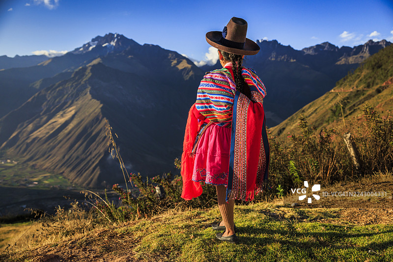 秘鲁妇女在圣谷手工纺羊毛图片素材