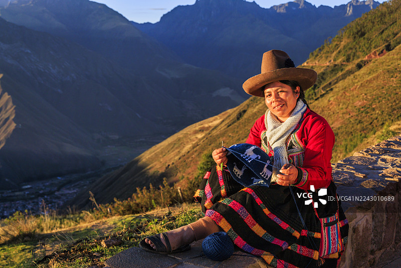 乌鲁班巴谷一位年轻的秘鲁女子正在编织图片素材