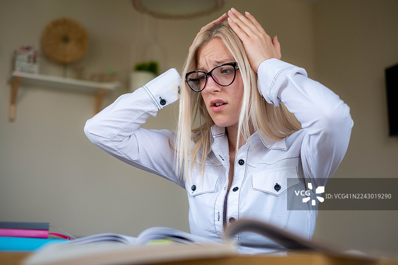 备考学习压力大的年轻女性，感到头痛图片素材