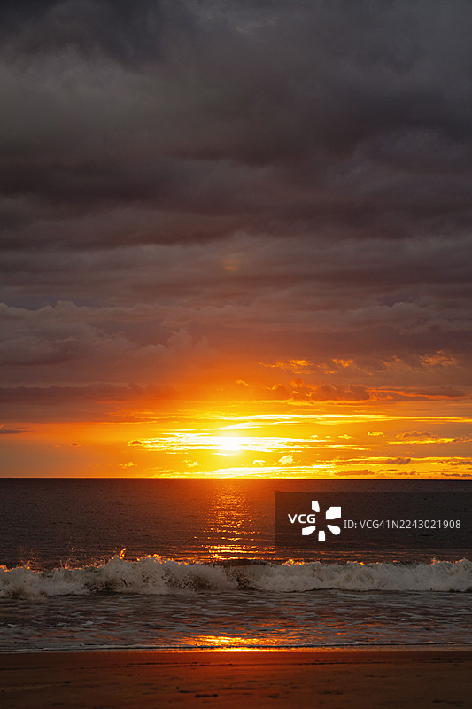 太平洋上的金色日落图片素材