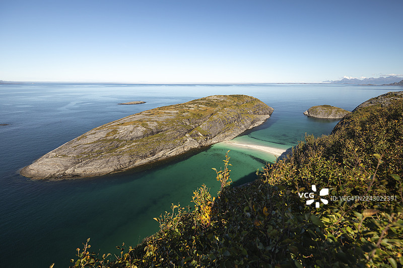 挪威诺尔兰郡博多市霍夫苏恩特阳光明媚，海水碧蓝图片素材