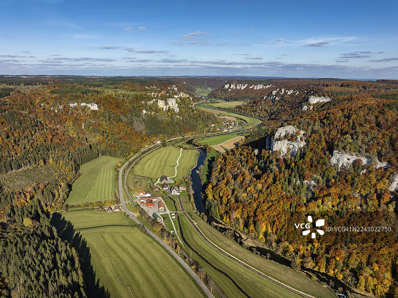 德国巴登-符腾堡州锡格马林根区韦伦瓦格城堡地平线上的上多瑙河谷，四周环绕着秋季植被的航拍景象图片素材