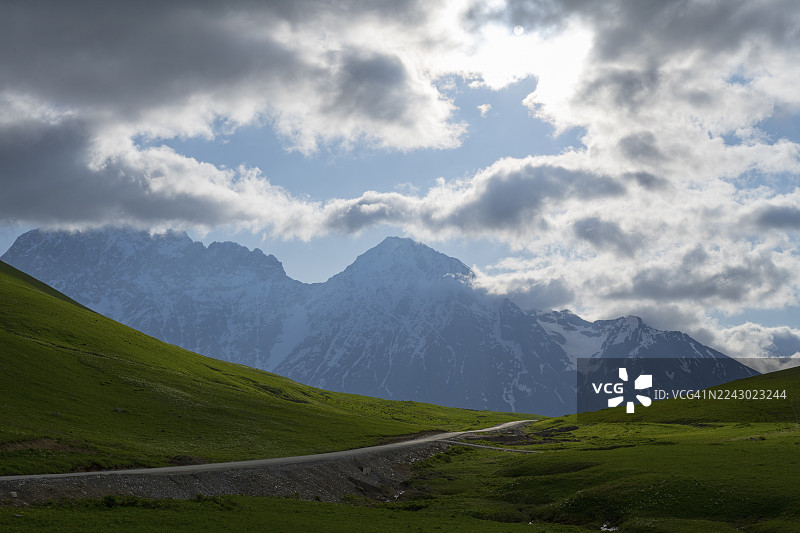 佐卡里山口、斯瓦涅季、大高加索山脉、高加索山脉、格鲁吉亚的山景全貌，绿色的山丘和飘过的云彩图片素材