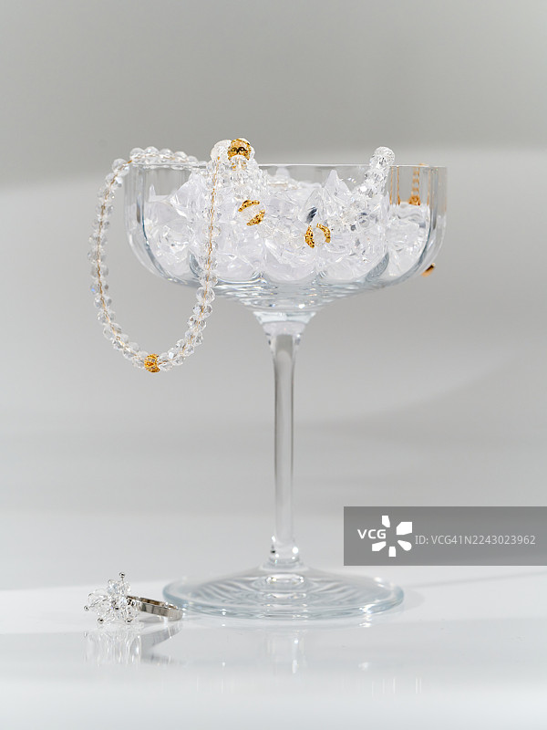 冰封的奢华：水晶珠与珍贵宝石的优雅展示图片素材