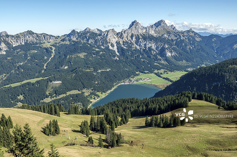 从诺伊讷科普夫勒山远眺哈尔登湖，背后是哈勒山、塔恩海默山脉、沙特施罗芬山和罗特弗吕山，位于奥地利蒂罗尔州阿尔高阿尔卑斯山脉的塔恩海姆谷。图片素材