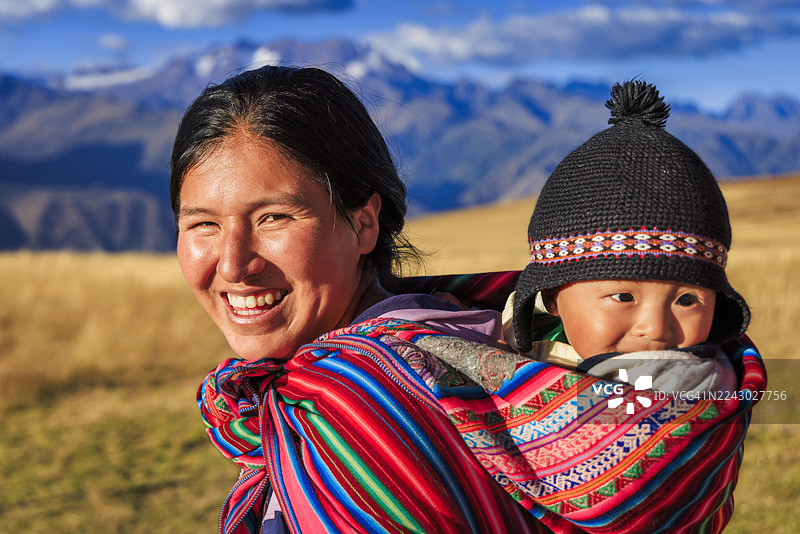 年轻的母亲抱着她刚出生的孩子，位于乌鲁班巴河谷图片素材