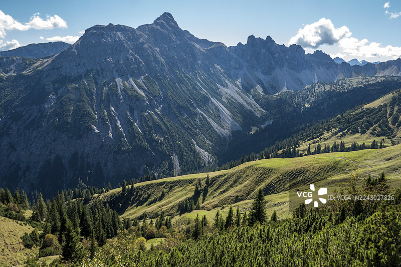 从萨尔费尔德高地小径看到的阿尔高阿尔卑斯山、坦恩海姆山谷、蒂罗尔、奥地利山脉景观图片素材