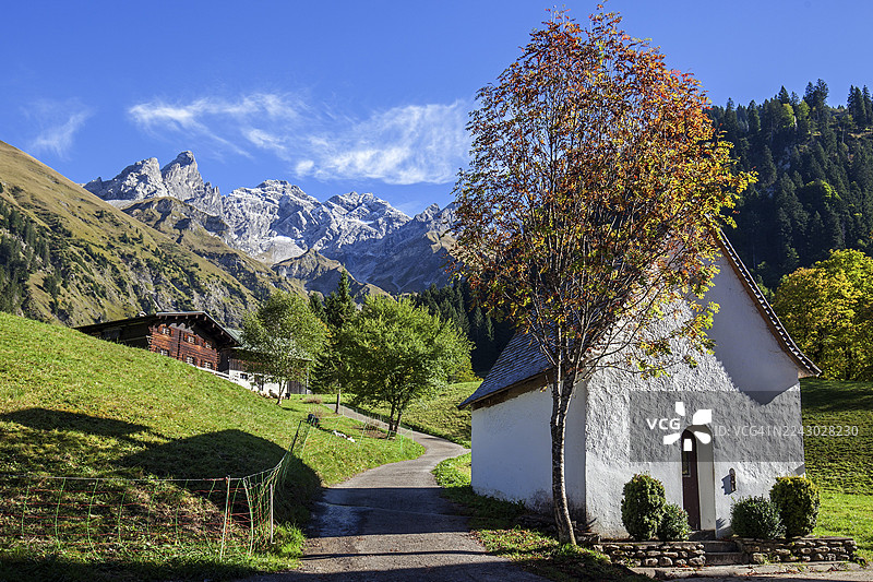 圣凯瑟琳娜小教堂,埃诺兹巴赫,位于特雷塔赫峰、梅德勒峰和霍赫夫罗特峰后,秋日氛围,奥伯斯多夫,上阿尔高,阿尔高,巴伐利亚,德国图片素材