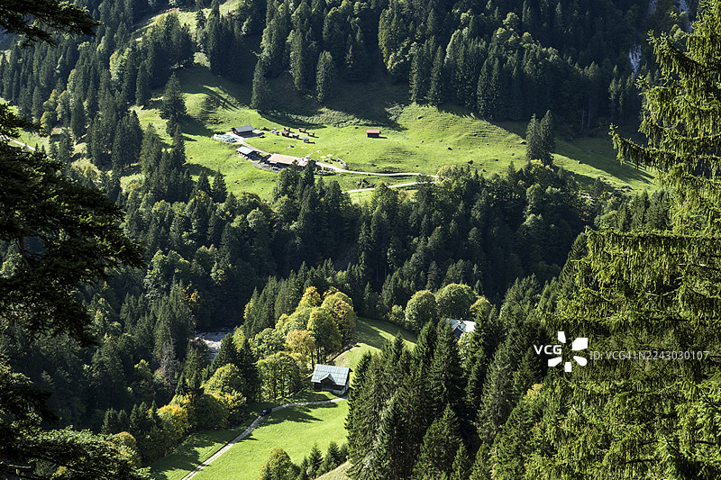 德国巴伐利亚州上阿高地区奥伯斯特多夫的埃诺德斯巴赫和拉彭阿尔普山谷，以及布赫莱纳阿尔卑山。图片素材