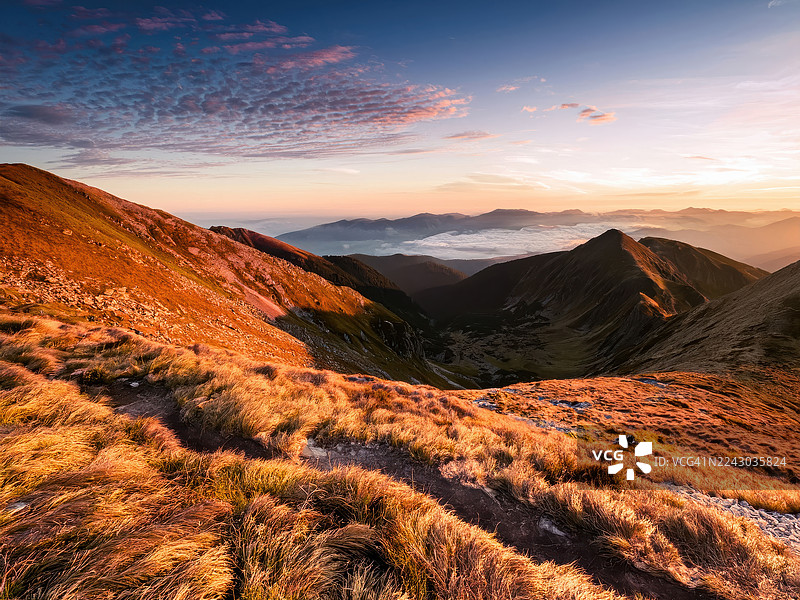 日落时分壮丽的山景，色彩鲜艳，有蜿蜒的小路，斯洛伐克，低塔特拉国家公园图片素材