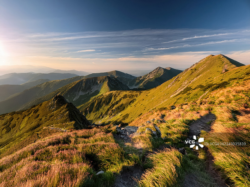 夕阳沐浴下的雄伟山脉，拥有清澈蓝天，斯洛伐克，低塔特拉国家公园图片素材