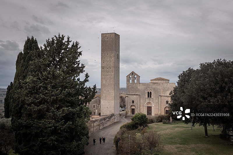 阴天下的意大利古老村庄，有高耸的钟楼和历史悠久的教堂，位于塔尔奎尼亚，意大利图片素材