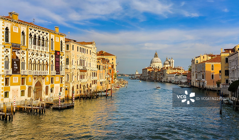 意大利威尼斯大运河及历史建筑，蓝天下的威尼斯，意大利，加莱里亚酒店图片素材