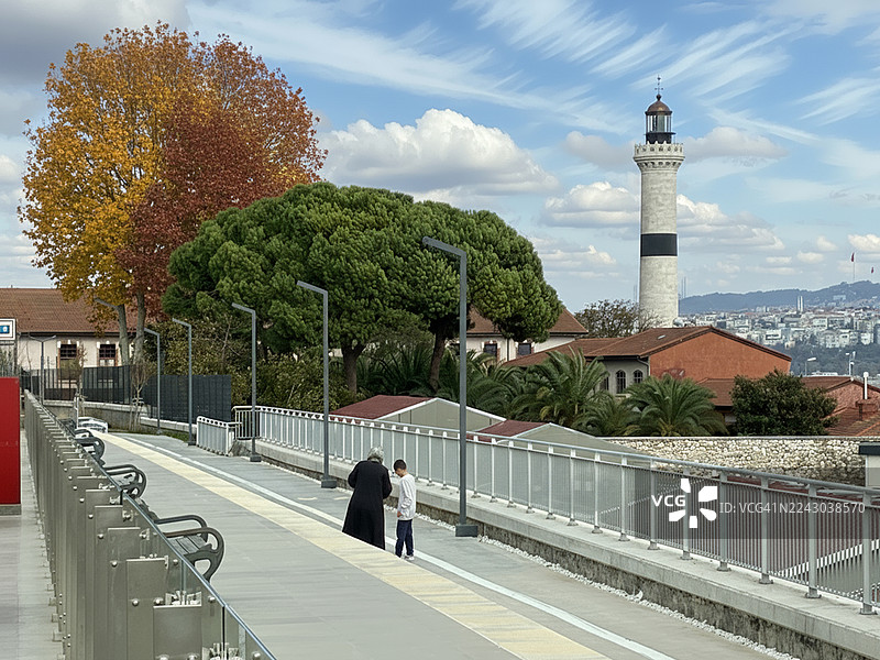 铁轨旁的救生员灯塔图片素材