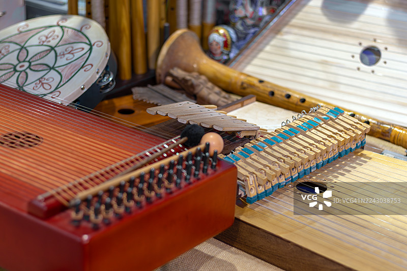 各种传统乐器的特写高角度视图，包括弦乐器、鼓和笛子，展示了它们精湛的细节和工艺。图片素材