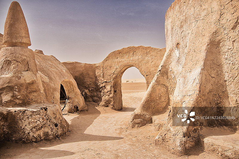 突尼斯马特马塔，晴朗蓝天下古老的沙漠遗迹，散发着历史与神秘的气息图片素材