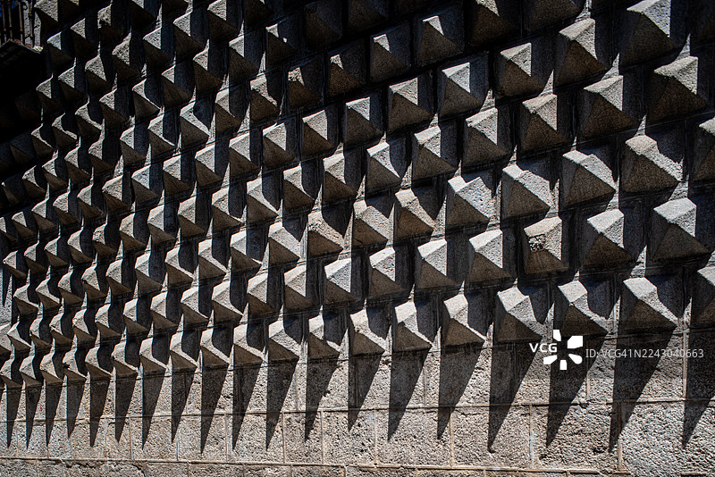 全景拍摄的几何图案墙壁，投下醒目的阴影，塞戈维亚，西班牙图片素材