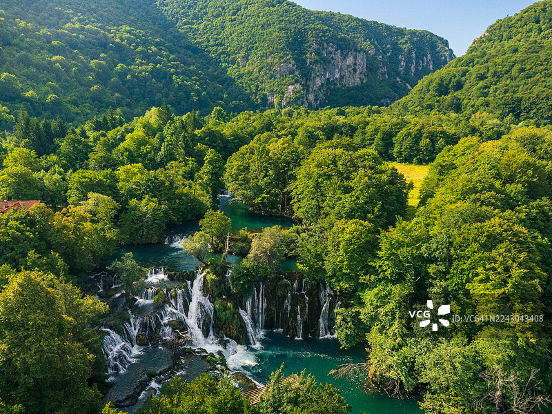 波斯尼亚和黑塞哥维那，马丁布罗德，壮丽的航拍景色，山地景观中的层叠瀑布和葱郁的森林图片素材