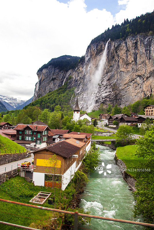 从火车上看到的少女峰风景，从因特拉肯东站前往劳特布龙嫩途中。图片素材