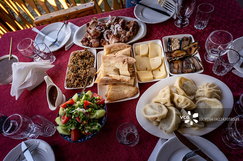 肉、奶酪、面包、希卡利饺子和沙拉图片素材