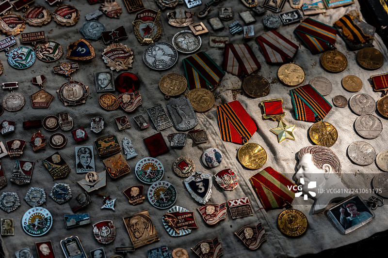 斯大林和约瑟夫的奖章和小饰品在跳蚤市场图片素材