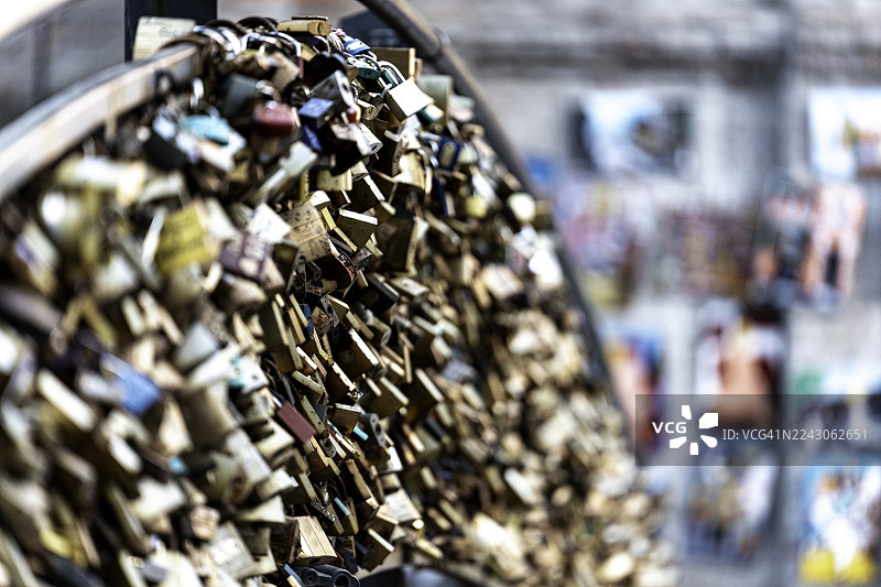 桥上挂着的爱情锁，俯瞰着列格夫塔赫维峡谷。图片素材