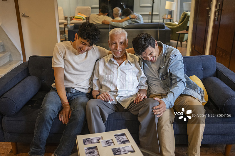 一家人围坐家中，享受一起观看足球比赛的欢乐时光，为他们最喜欢的球队加油助威。图片素材