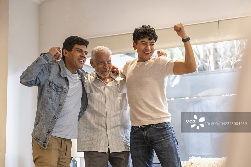 一家人其乐融融地一起观看足球比赛，在家为他们最喜欢的球队加油助威，共享美好时光图片素材