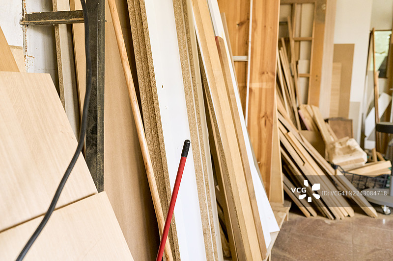 凌乱的工坊里堆放着木板和木材图片素材