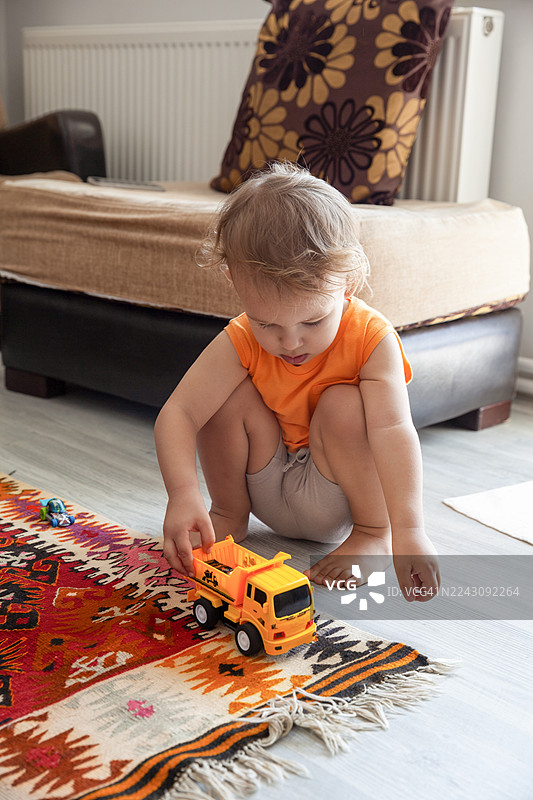 孩子在玩玩具车图片素材