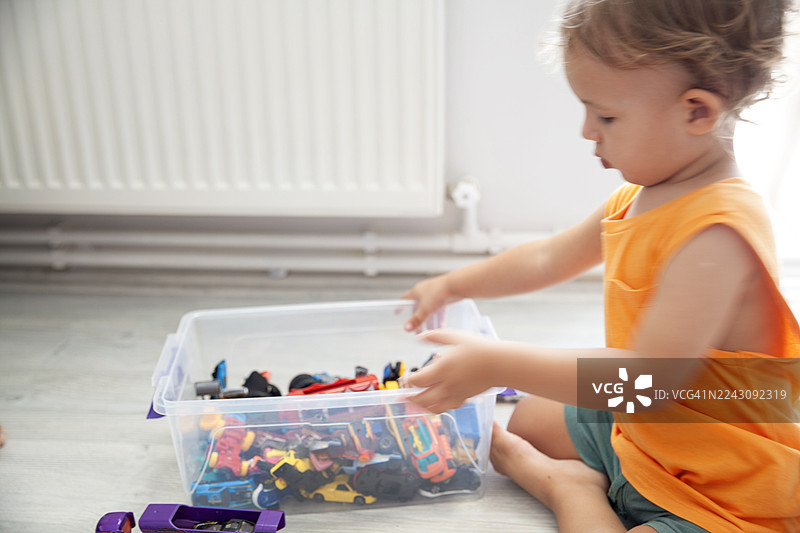 孩子在玩玩具箱图片素材